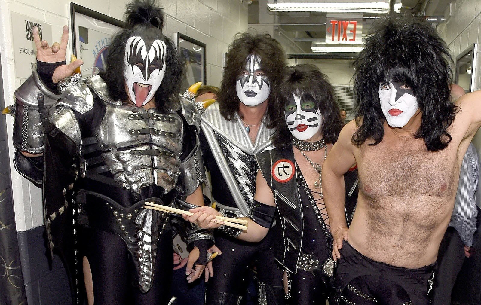10 Best KISS Songs of All Time - Singersroom.com - kiss him not me television show