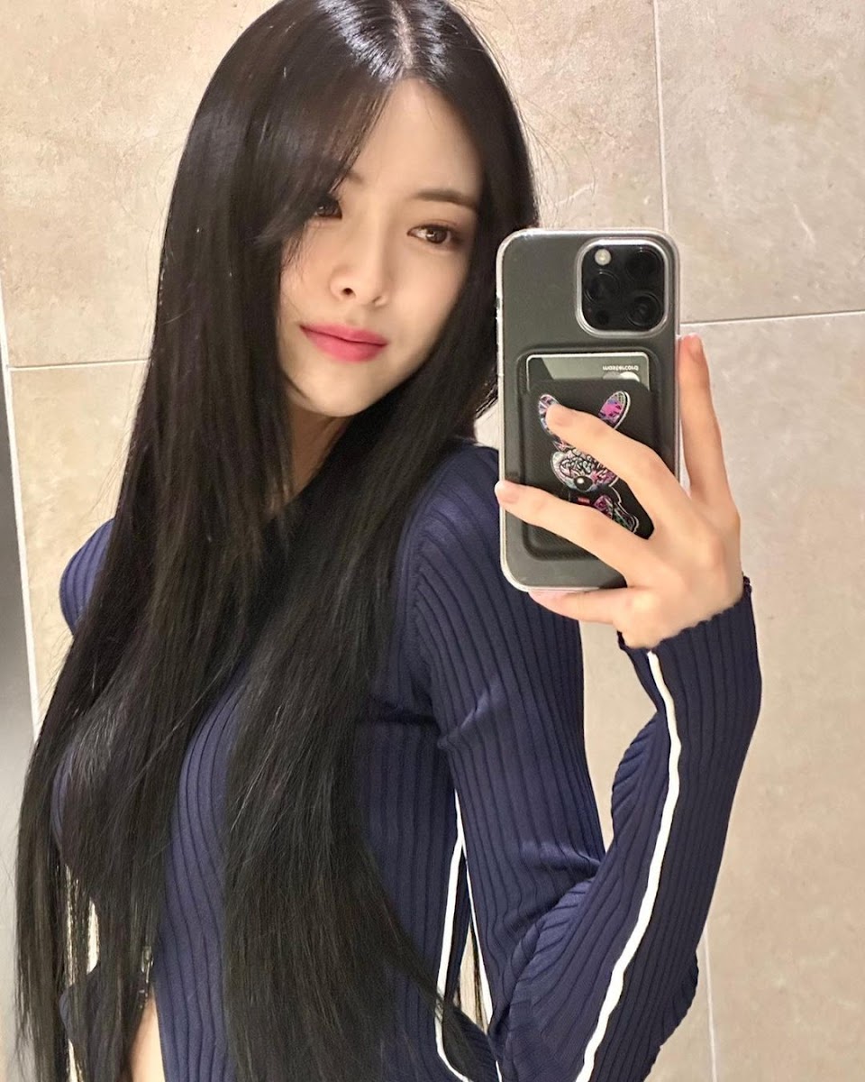 10 Jaw-Dropping Times ITZY's Yuna Took Mirror Selfies That Showed Off - yuna and the haunted hot springs