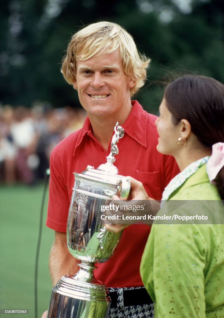 American golfer Johnny Miller with the trophy and his wife Linda - How Old Is Johnny Miller? Golf Legend’s Age Revealed