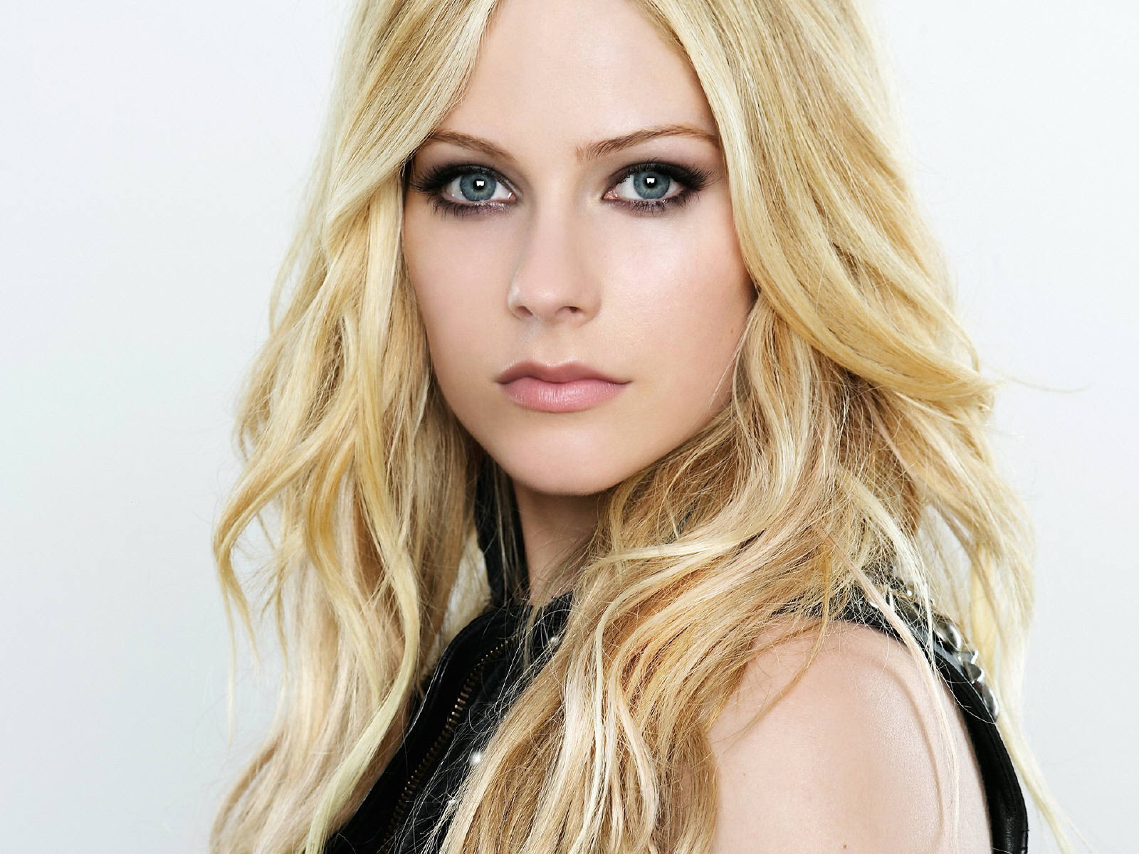 Avril Lavigne 2018: Husband, tattoos, smoking & body measurements - Taddlr - How Tall Is Avril Lavigne? Pop-Punk Princess’s Real Height