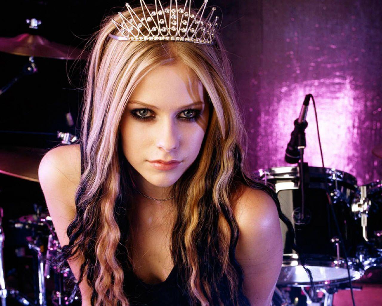 Avril Lavigne Wallpapers - Wallpaper Cave - How Tall Is Avril Lavigne? Pop-Punk Princess’s Real Height