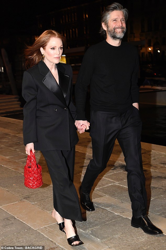 Bart Freundlich Wedding - Who Is Julianne Moore’s Husband? Meet Bart Freundlich, the Director She’s Loved for Decades