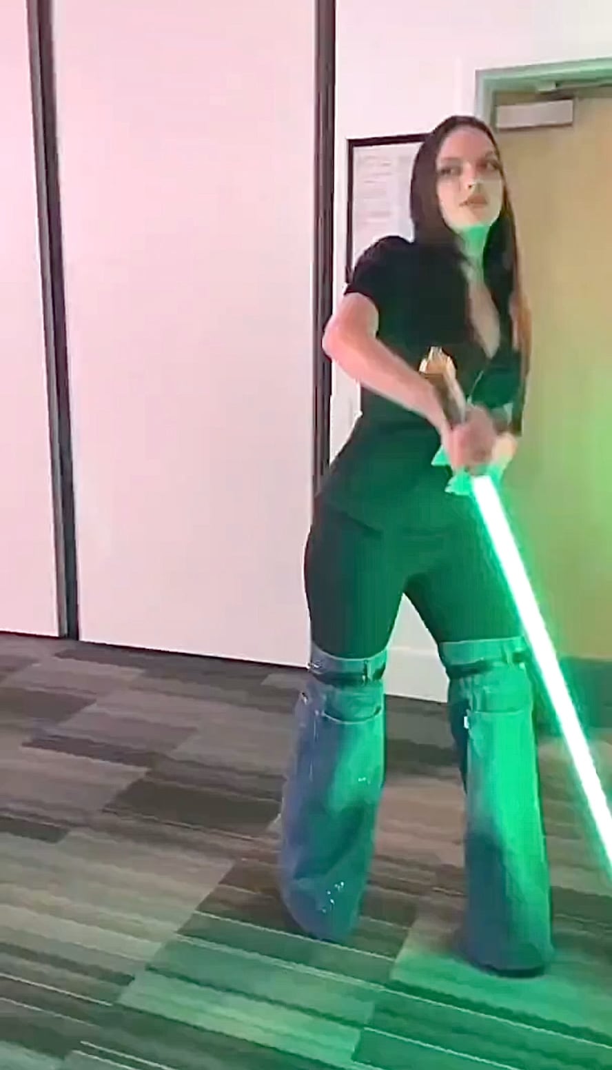 Compétences de maniement du sabre laser de Dafne Keen (L'Acolyte) : r - Dafne Keen’s Height: Logan’s Young Heroine Revealed