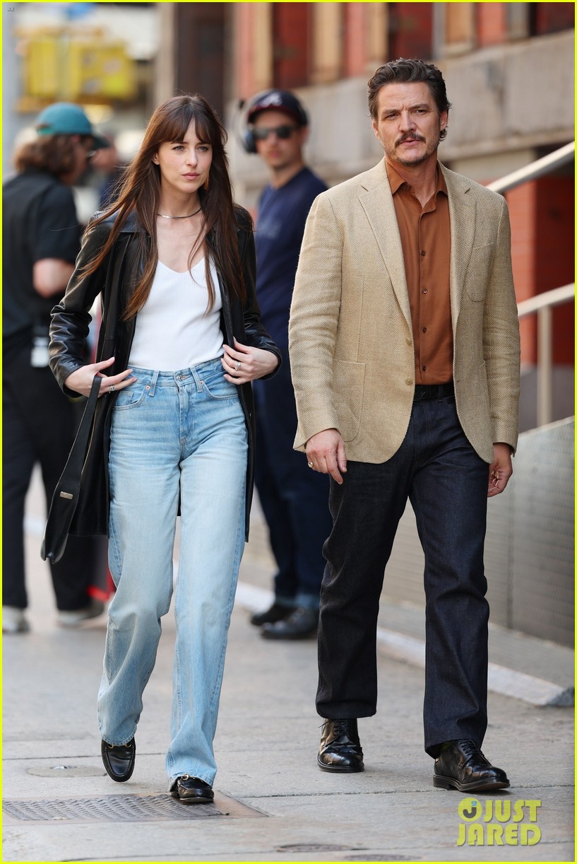 Dakota Johnson And Pedro Pascal: A Dynamic Duo In Hollywood - Are Dakota Johnson and Pedro Pascal Dating? Romance Rumor Debunked
