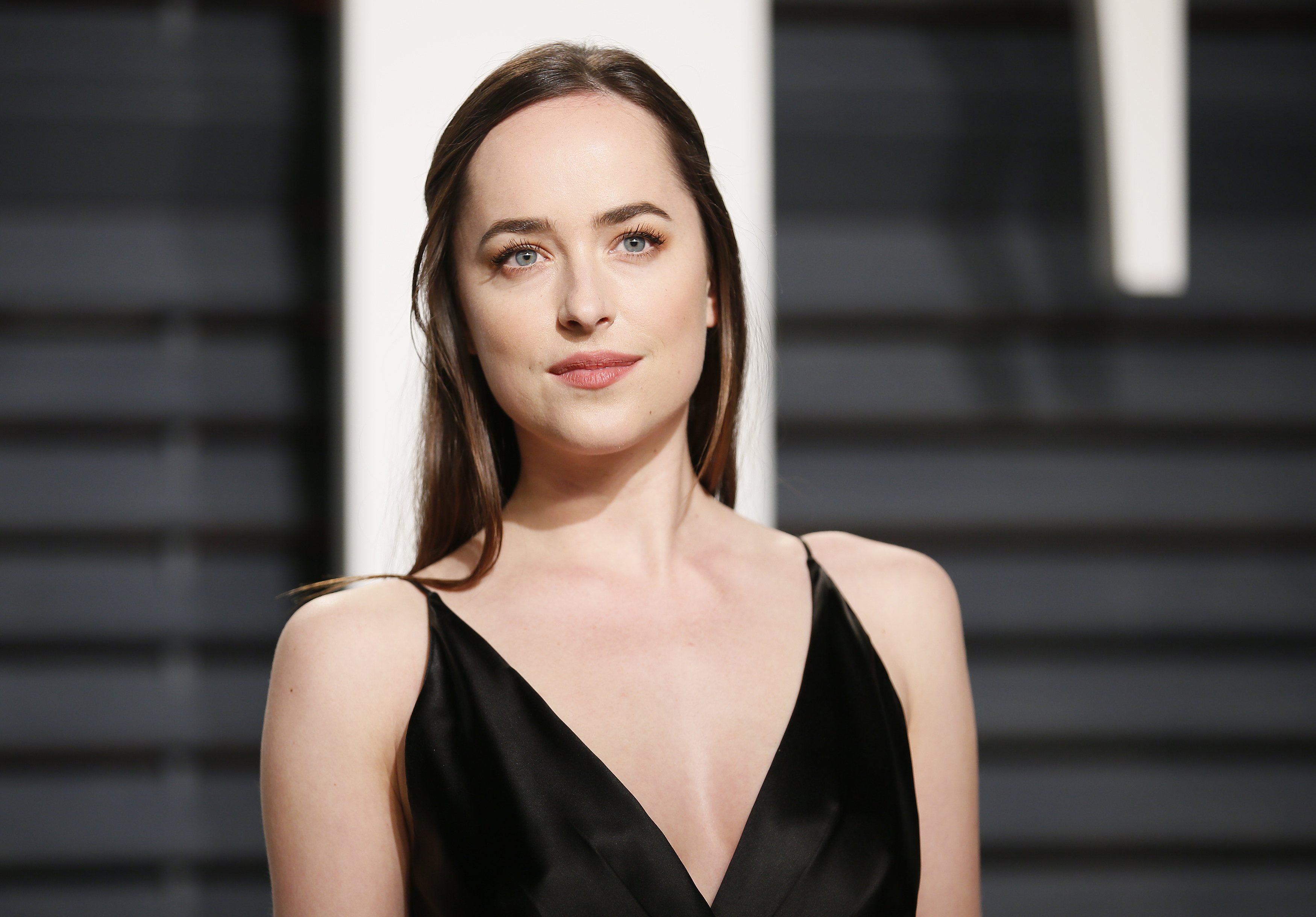 Download Celebrity Dakota Johnson HD Wallpaper - Who Is Dakota Johnson Dating? Inside Her 2025 Romance