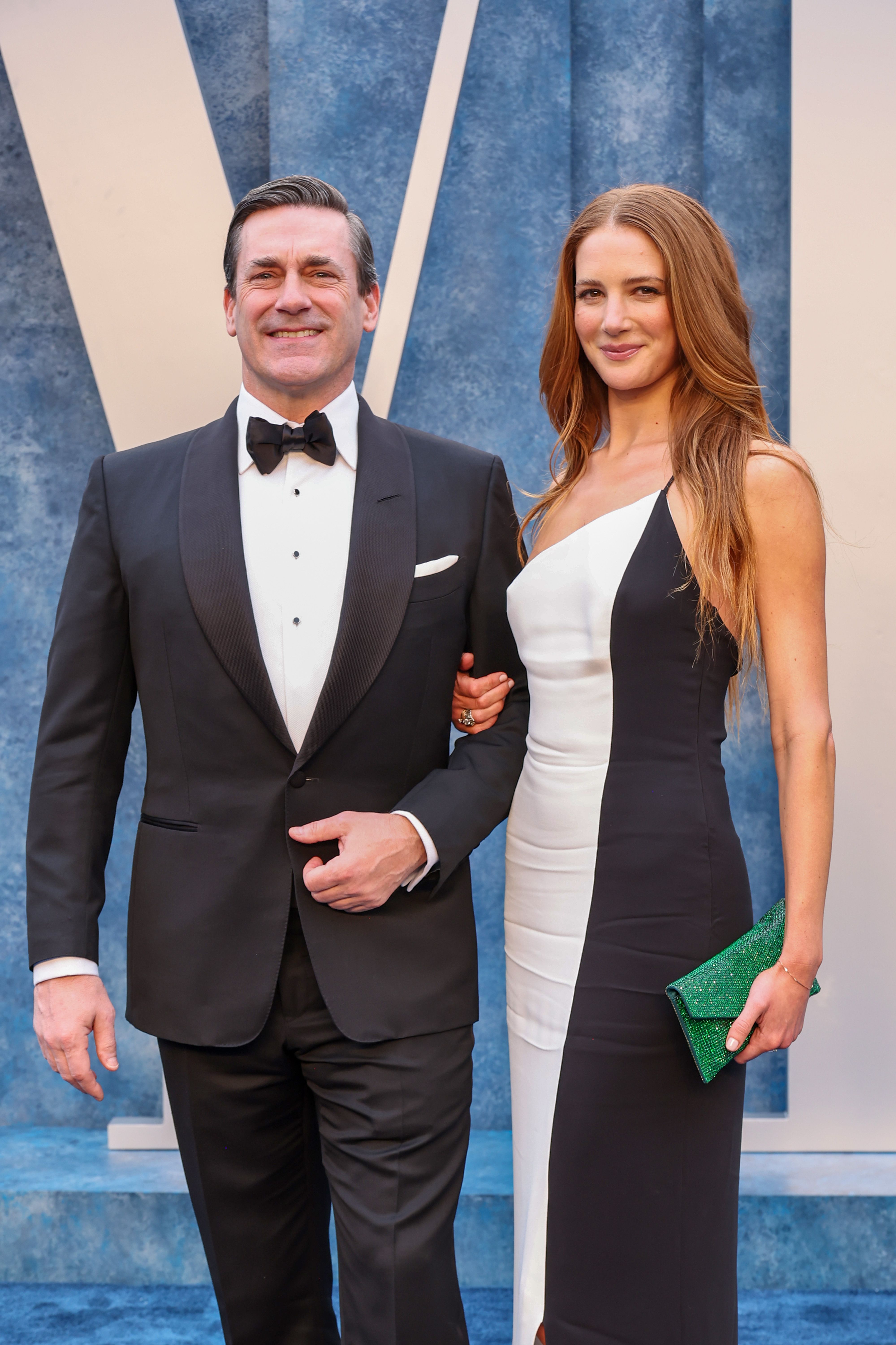 Jon Hamm Wife 2022 - Who Is Jon Hamm’s Wife? Meet Anna Osceola, the Actress He Met on Mad Men
