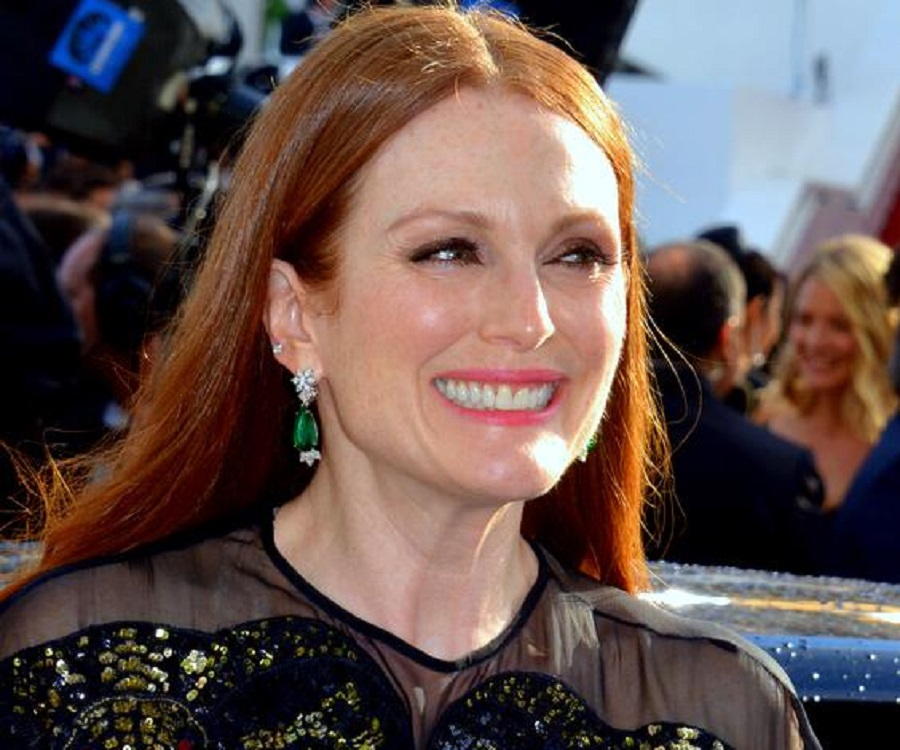 Julianne Moore Biography - Childhood, Life Achievements & Timeline - How Old Is Julianne Moore? Oscar Winner’s Real Age Revealed