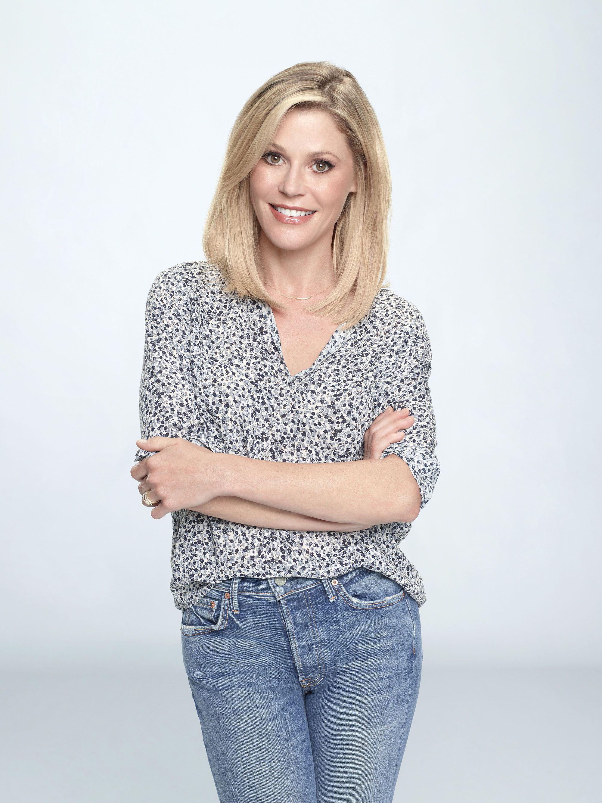 Julie Bowen is one of the best TV and real life MILFs | Scrolller - How Tall Is Julie Bowen: Modern Family Star’s Stats
