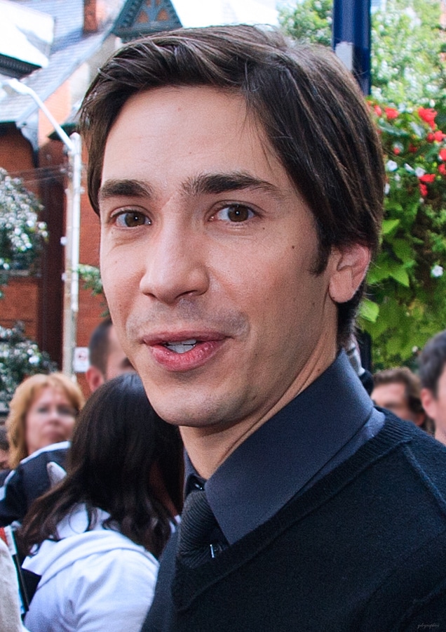 Justin Long - Biography, Height & Life Story | Super Stars Bio - How Tall Is Justin Long? Actor’s Height vs. His On-Screen Energy