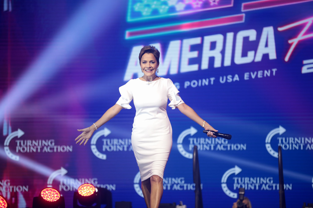 Kari Lake | Kari Lake speaking with attendees at the 2022 Am… | Flickr - Kari Lake Measurements: Former Anchor’s Look & Public Presence