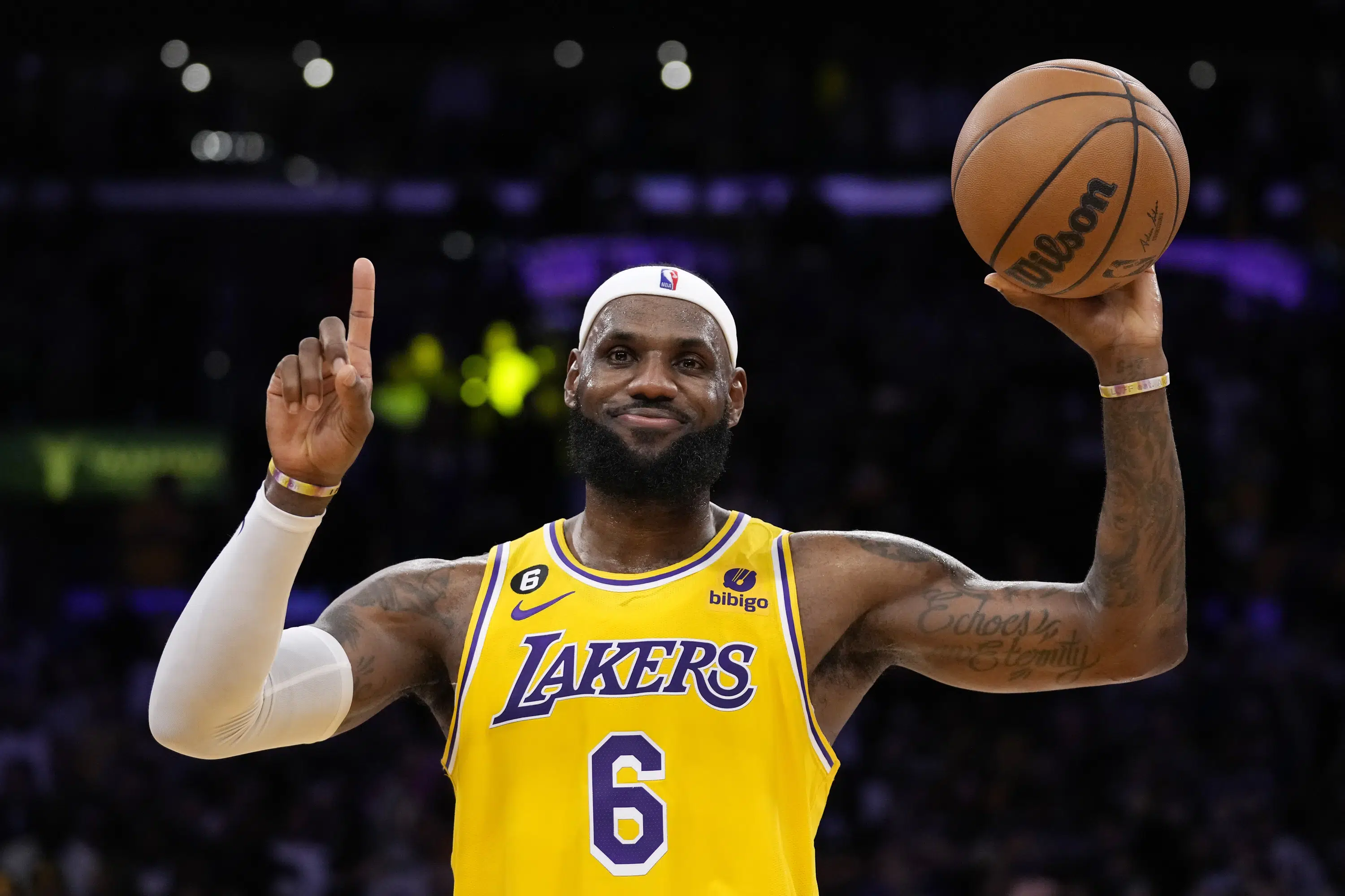 Lakers - ReginaldMahir - How Tall Is LeBron James? NBA Legend’s Height Confirmed