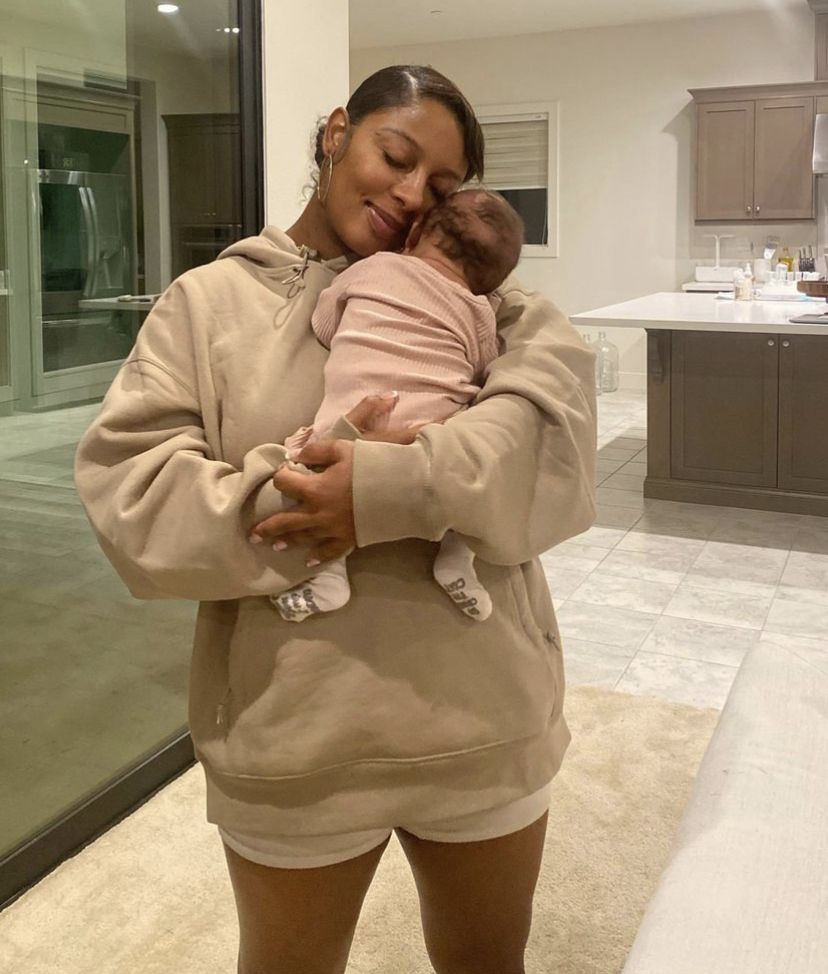 ปักพินโดย LOVERG!RL ใน roll - Who Is Victoria Monét Dating? Grammy Winner’s Relationship Status