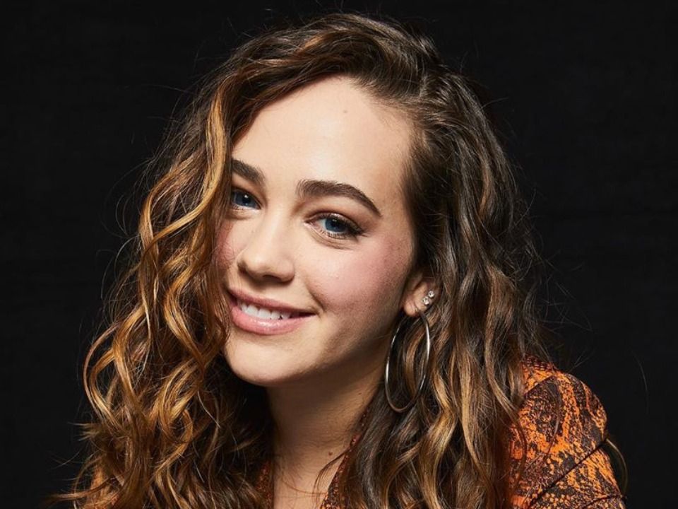 Mary Mouser Biography, Age, Height, Boyfriend, Net Worth - StarsWiki - Mary Mouser’s Height: Cobra Kai Star’s Frame