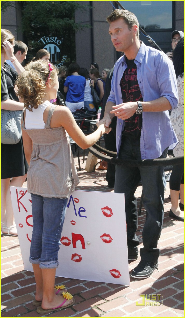 Ryan Seacrest Receives Height Help From A Box: Photo 2130921 | Ryan - Ryan Seacrest Height – TV Host’s Height May Surprise You