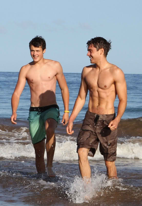 Sean's Blog: Efron Brothers - Dylan Efron’s Height: Zac Efron’s Lesser-Known Brother