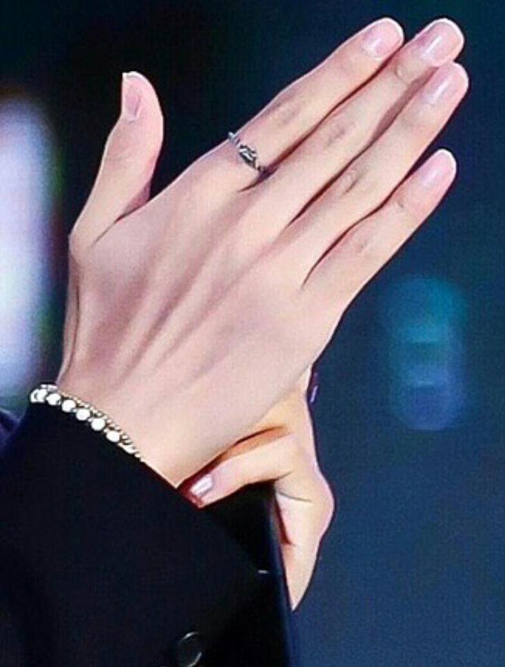 tae’s hands i- | 手フェチ, 綺麗な手, 美しい手 - How Tall Is Taehyung (V)? BTS Star’s Height in 2025