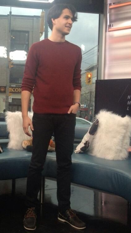 Tall and Lanky | Ezra koenig, Young the giant, Vampire weekend - Ezra Koenig’s Height: Vampire Weekend Frontman Revealed