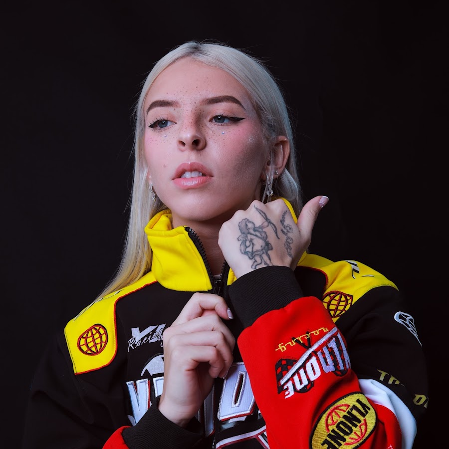 Young Miko - offline (перевод на Английский) - Young Miko’s Height: Reggaeton’s Rising Queen